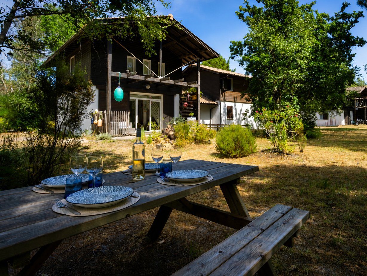 Vue extérieure du Chalet d'Erick, au cœur de la pinède
